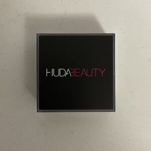 HUDA BEAUTY EASY BAKE LOOSE SETTING POWDER - BANANA BREAD